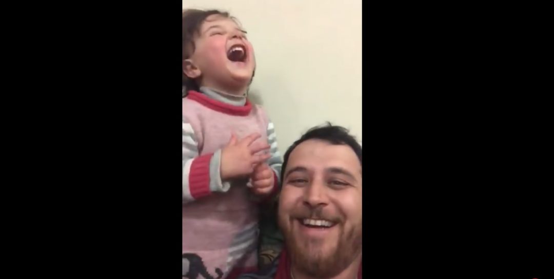 Cuando la realidad supera a la ficción: el vídeo en el que un padre sirio enseña a su hija a reírse ante cada bombardeo