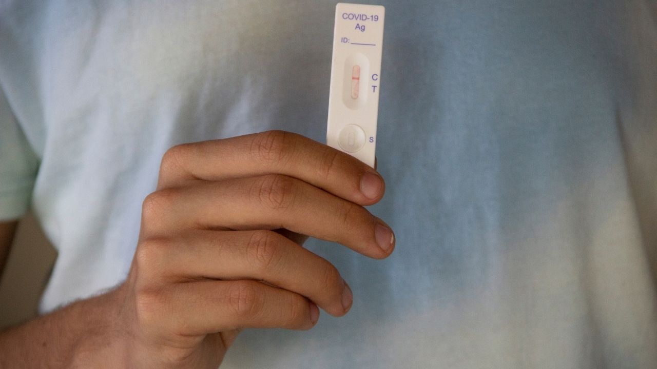 Los vacunados en contacto con un positivo tendrán que hacerse test durante una semana en Reino Unido