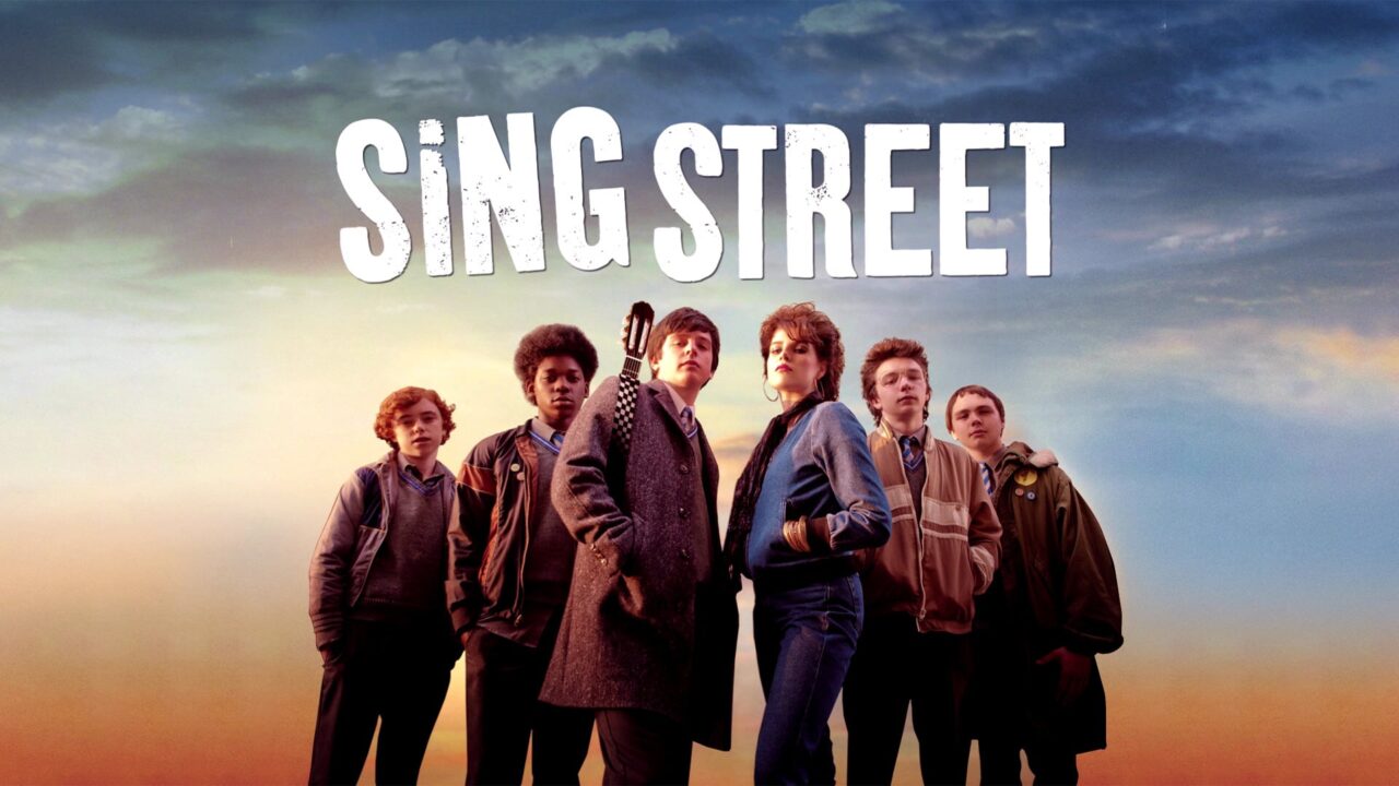 Grupo de chicos, uno con una guitarra y encima la cabecera "Sing Street"