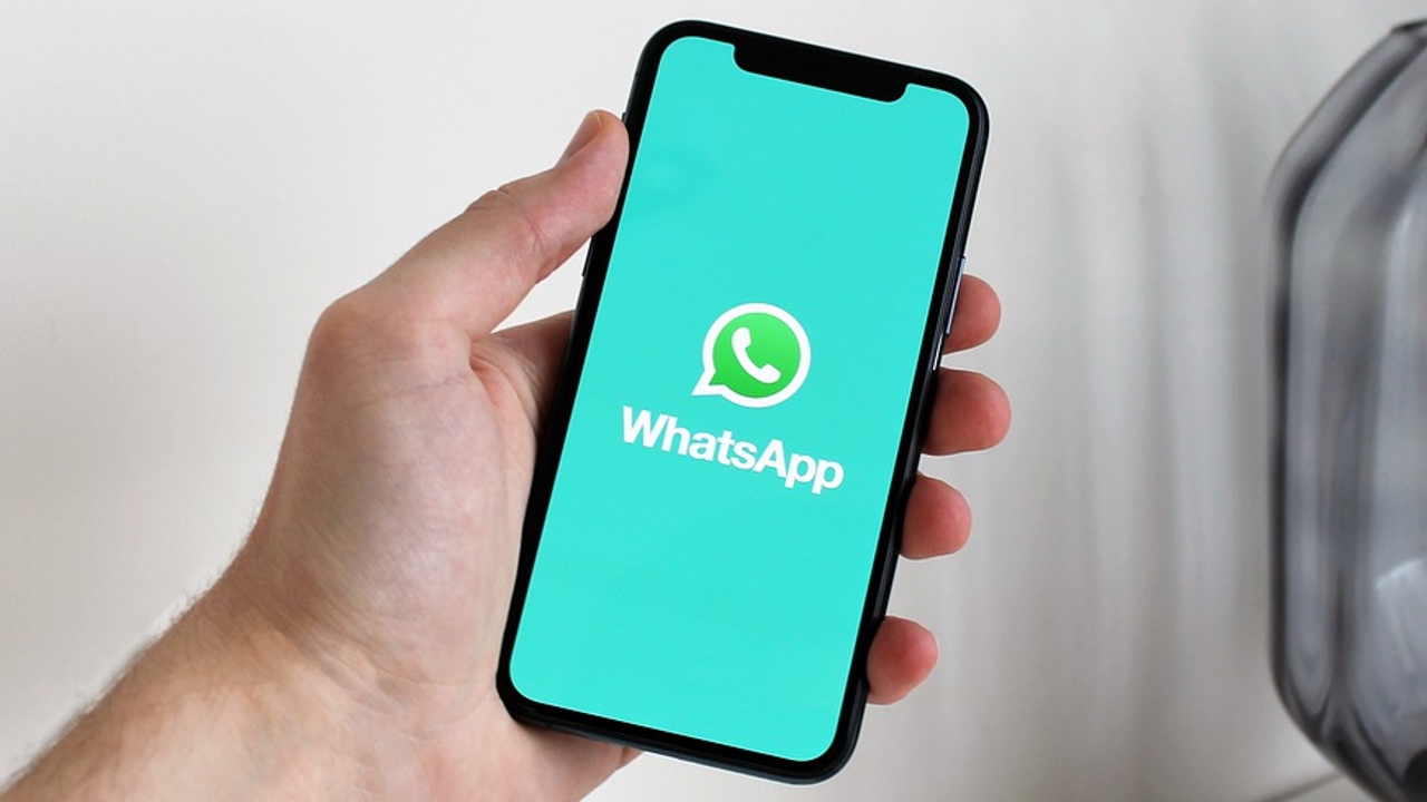 Móvil con la pantalla de Whatsapp