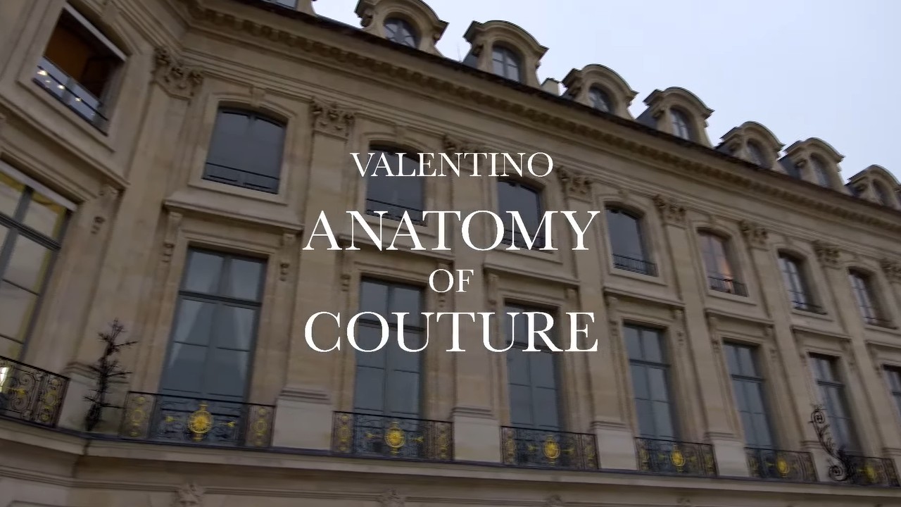 Fotograma del desfile de Valentino en el que se lee "Anatomy of Couture"
