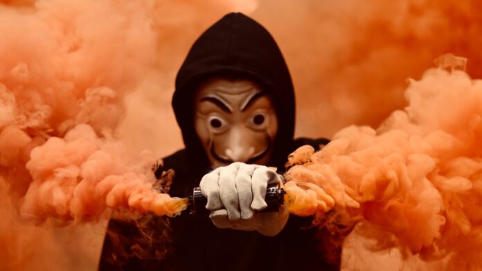 Manifestante con bomba de humo y careta de Dalí inspirada en La Casa de Papel