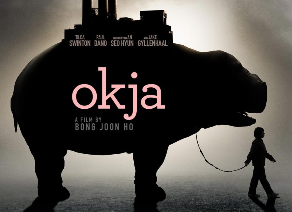 Mija con Okja, encima del animal, una fábrica.