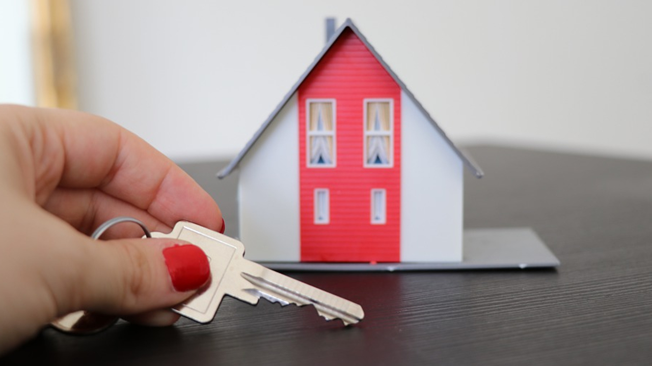 Mano de una mujer con las llaves de una casa - Pixabay
