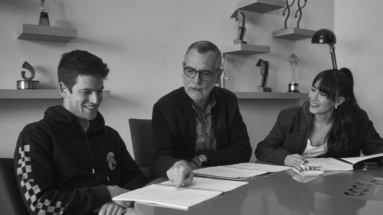 En la imagen, de izquierda a derecha Miguel Bernardeau, Eduard Cortés y Aitana Ocaña durante una lectura de guion de “La Última” ©Federico Calvo
