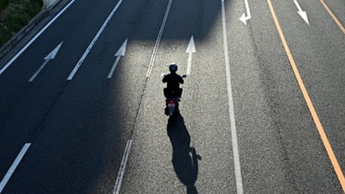 Persona conduciendo una motocicleta - Pixabay