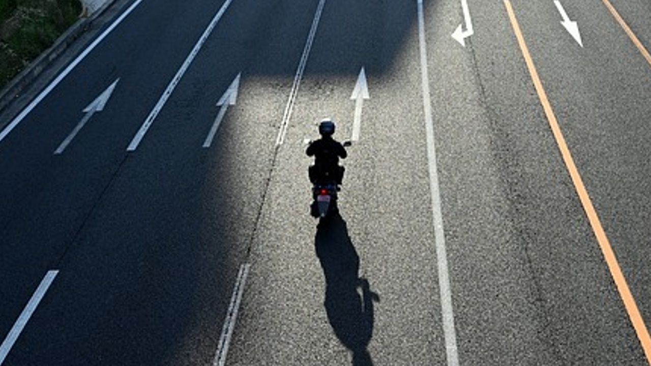 Persona conduciendo una motocicleta - Pixabay