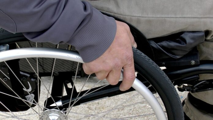 Persona en silla de ruedas - Pixabay