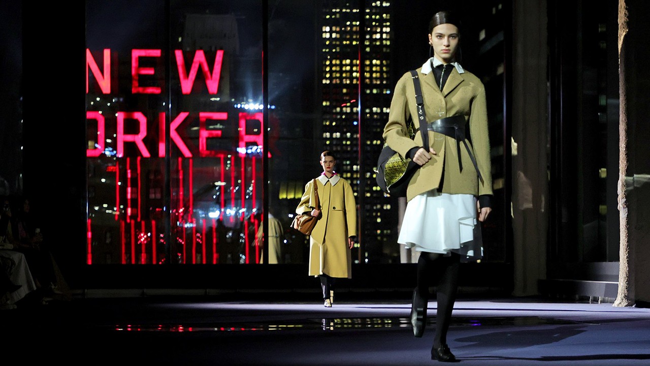 Modelos desfilando para la marca Tory Burch en la Semana de la Moda de Nueva York