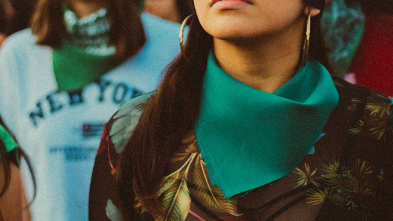 Mujer con un pañuelo verde - Pixabay