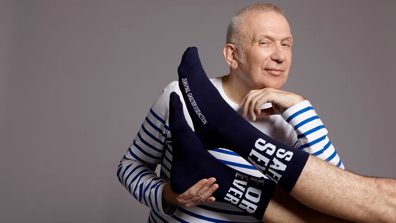 Imagen promocional del diseñador Jean Paul Gaultier junto a los calcetines para la lucha contra el VIH