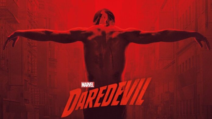 Daredevil con los brazos abiertos en fondo rojo. El título de la serie debajo.