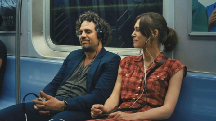 Gretta y Dan escuchando música en el metro.
