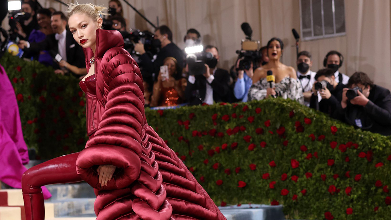 La modelo Gigi Hadid en la alfombra roja de la Met Gala 2022 vestida de Versace