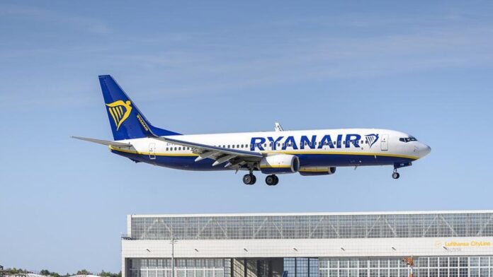 Avión de Ryanair aterrizando en pista